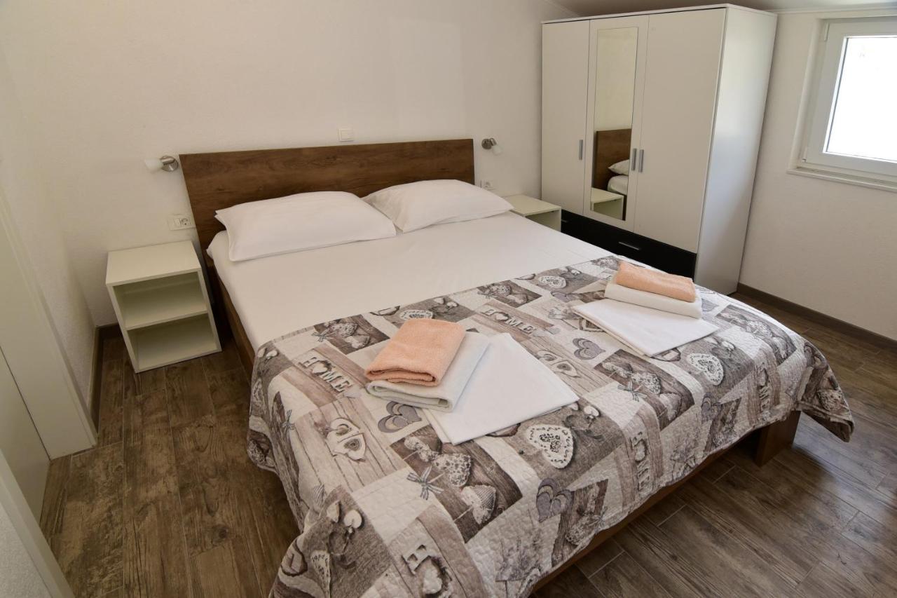 Apartments Dobrinic Makarska Esterno foto